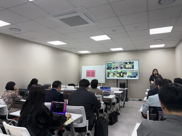 세미나 강의실 전경 — 수강생들이 자리에 앉아 실습 중