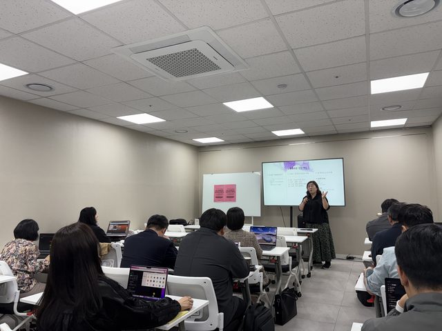 이지 강사가 AI 영상 실습을 설명하는 장면