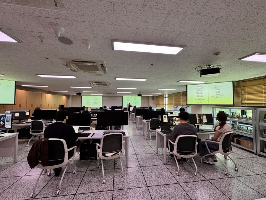 대학 부설 교육원 전산실에서 강사들이 자리에 앉아 실습하는 워크숍 현장