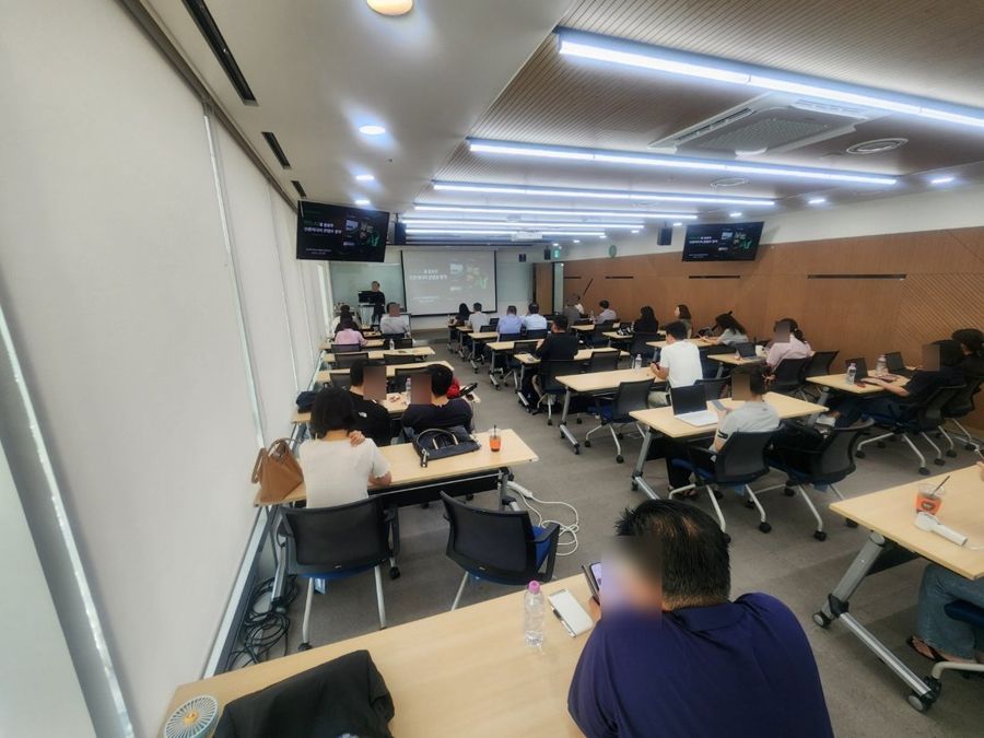 언론사 교육장에서 참석자들이 강의를 듣는 사내 교육 현장