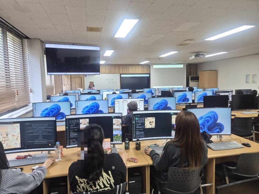 디자인대학 전산 강의실에서 학생들이 화면을 보며 실습하는 수업 현장