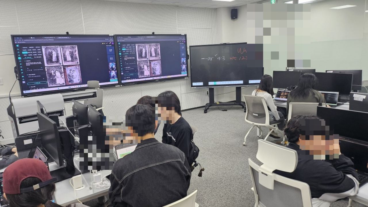 학습자들이 대형 화면과 함께 옛 사진 복원 실습을 진행하는 강의실