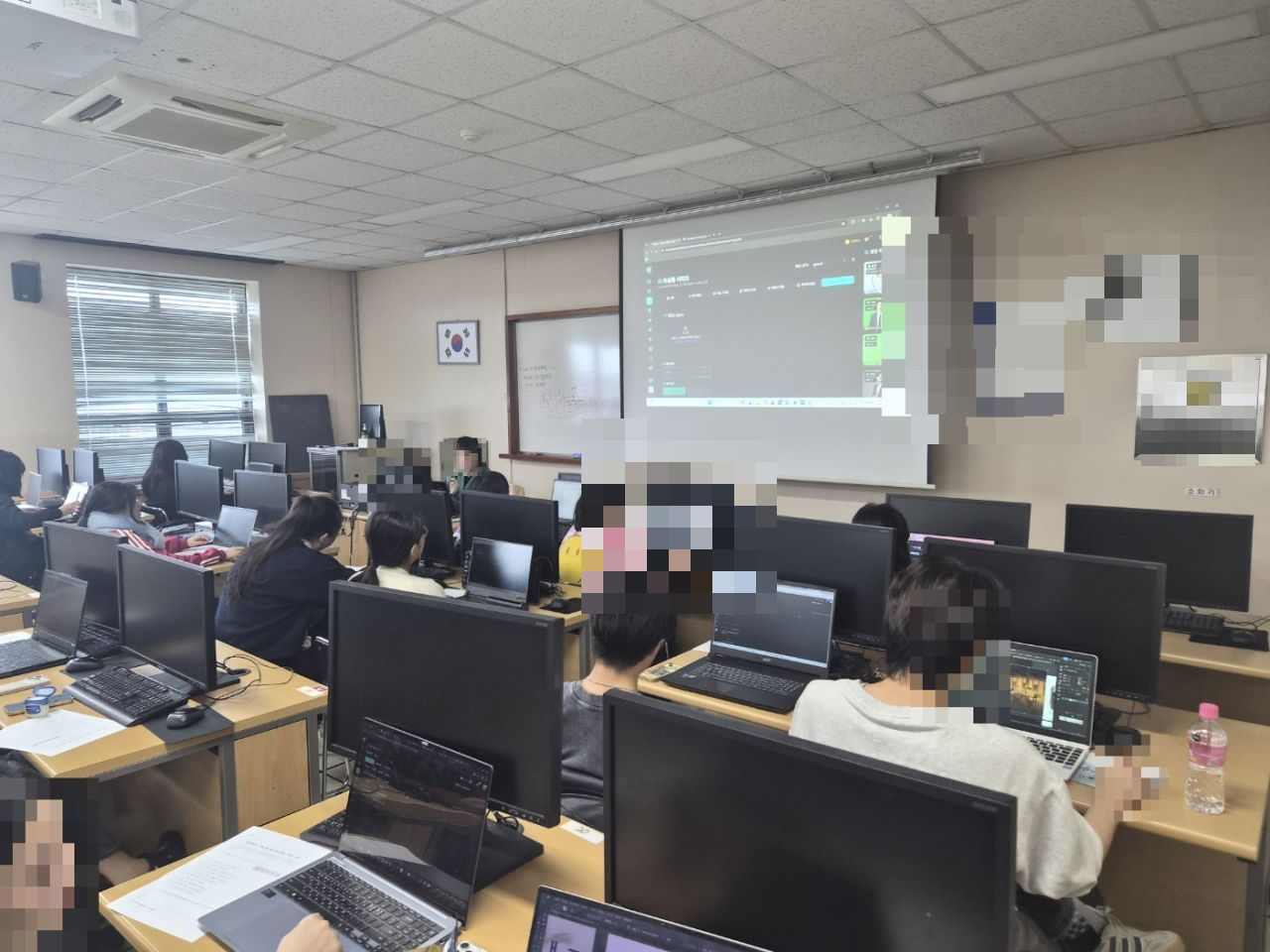 학생들이 전산실에서 화면을 보며 AI 도구를 실습하는 수업